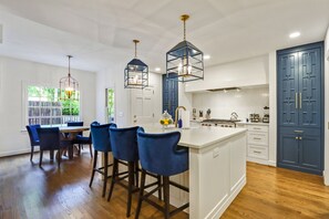 Dining - Buckhead 4-BDRM,,3.5 Bath Cozy house, with Piano. 5mins to The Shops of Buckhead (Atlanta)