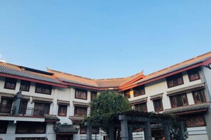 A traditional building with multiple levels, a curved roof, and a central courtyard. - Chuxiong Xuxin Inn (Chuxiong City)