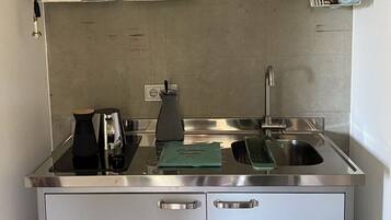 Kühlschrank, Herdplatte, Wasserkocher mit Kaffee-/Teezubehör