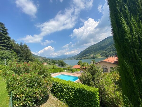 Pool - Beautiful apartment overlooking Lake Endine - 10 minutes from Lake Iseo (Ranzanico)