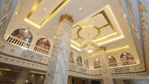 A grand interior with marble columns, ornate ceiling designs, and a chandelier. - Vienna Classic Hotel (Shijiazhuang Jianhua Street Beisong Subway Station) (Shijiazhuang)