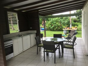 Outdoor dining - In a corner of greenery (Lamentin)