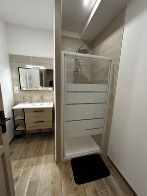 Dusche, Haartrockner, Handtücher, Toilettenpapier