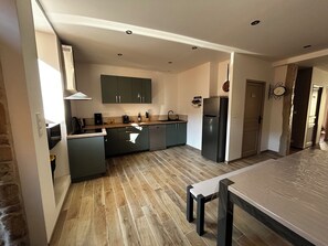 Kjøleskap, mikrobølgeovn, ovn og kokeplater