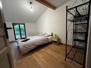 3 habitaciones, tabla de planchar con plancha y cuna de viaje 