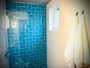 Regadera, toallas, jabón, papel de baño 