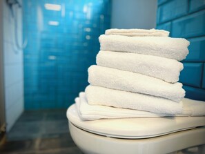 Shower, towels, soap, toilet paper - Flamingo Studios Zeeland (Schoondijke)