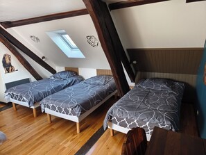 4 dormitoris, un bressol de viatge, wifi gratuïta i roba de llit 