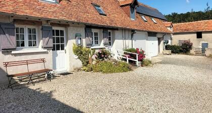 Chambres d'hotes with swimming pool in quiet berrichonne countryside.