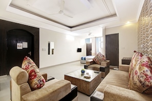 Family Studio | Premium bedding, individually furnished, desk, laptop workspace - Hotel Vibe Blue (Noida)