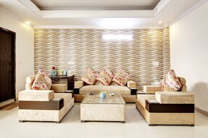 Familienstudio | Hochwertige Bettwaren, individuell eingerichtet, Schreibtisch