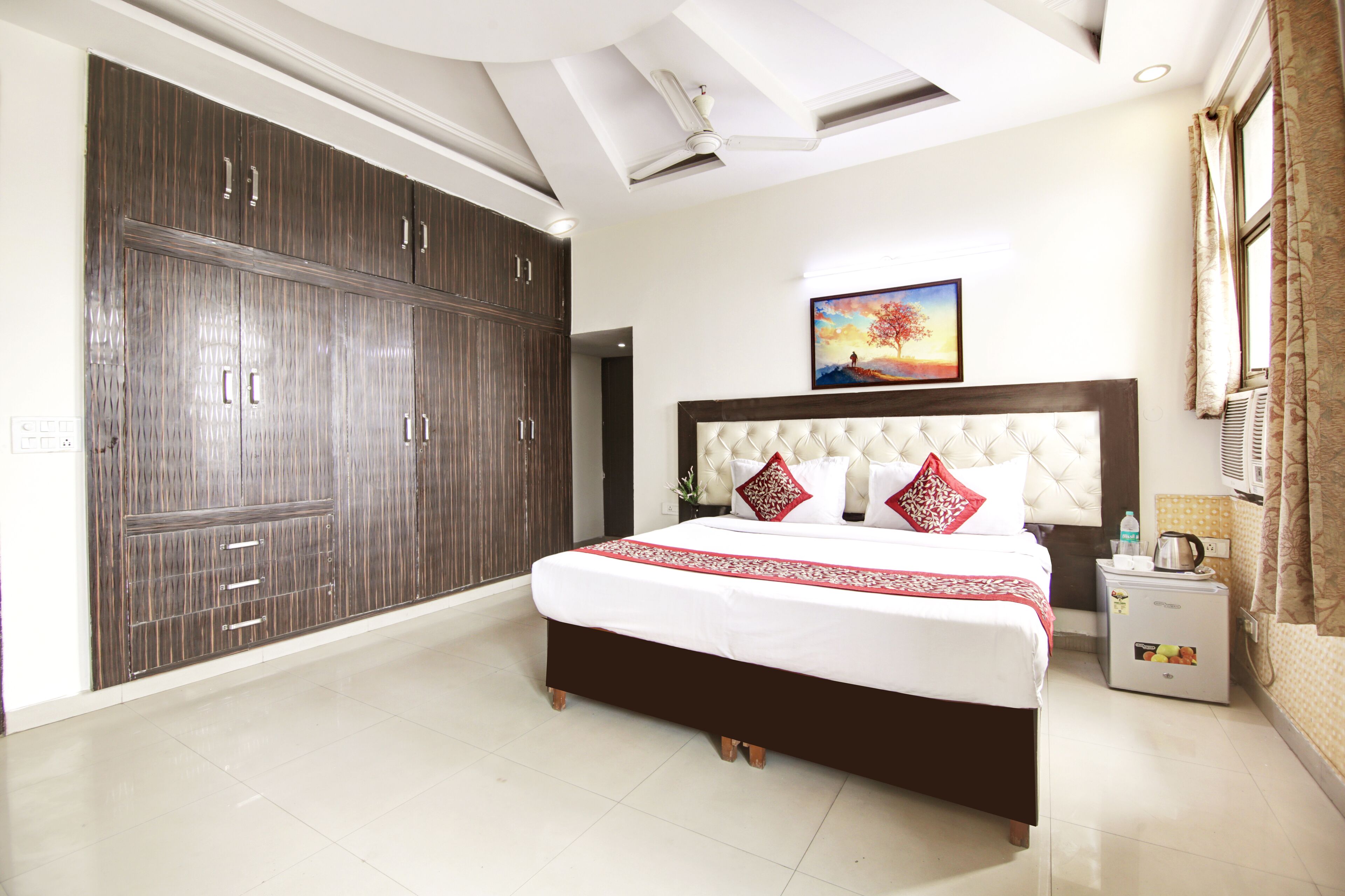 Ropa de cama de alta calidad, muebles diferentes y escritorio 