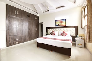 Bộ đồ giường cao cấp, trang bị nội thất với thiết kế riêng biệt, bàn