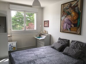 1 soverom, skrivebord, wi-fi (inkludert) og sengetøy