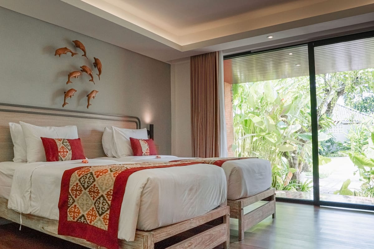 Deluxe Tek Büyük veya İki Ayrı Yataklı Oda, Bahçeli | Odada kasa, masa, dizüstü bilgisayar çalışma alanı, güneşlik/perde