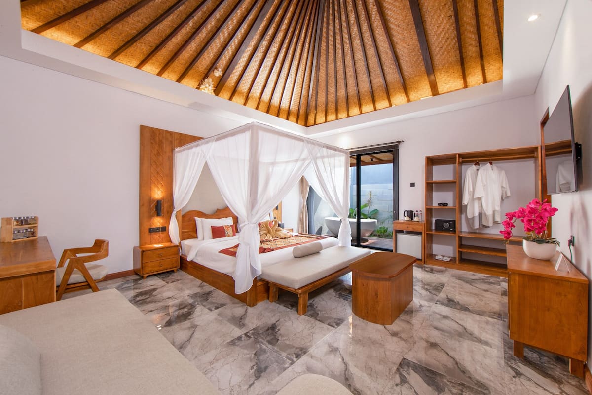 Un dormitorio moderno con una cama con dosel, muebles de madera, un ventanal grande y un techo con diseño de listones de madera.