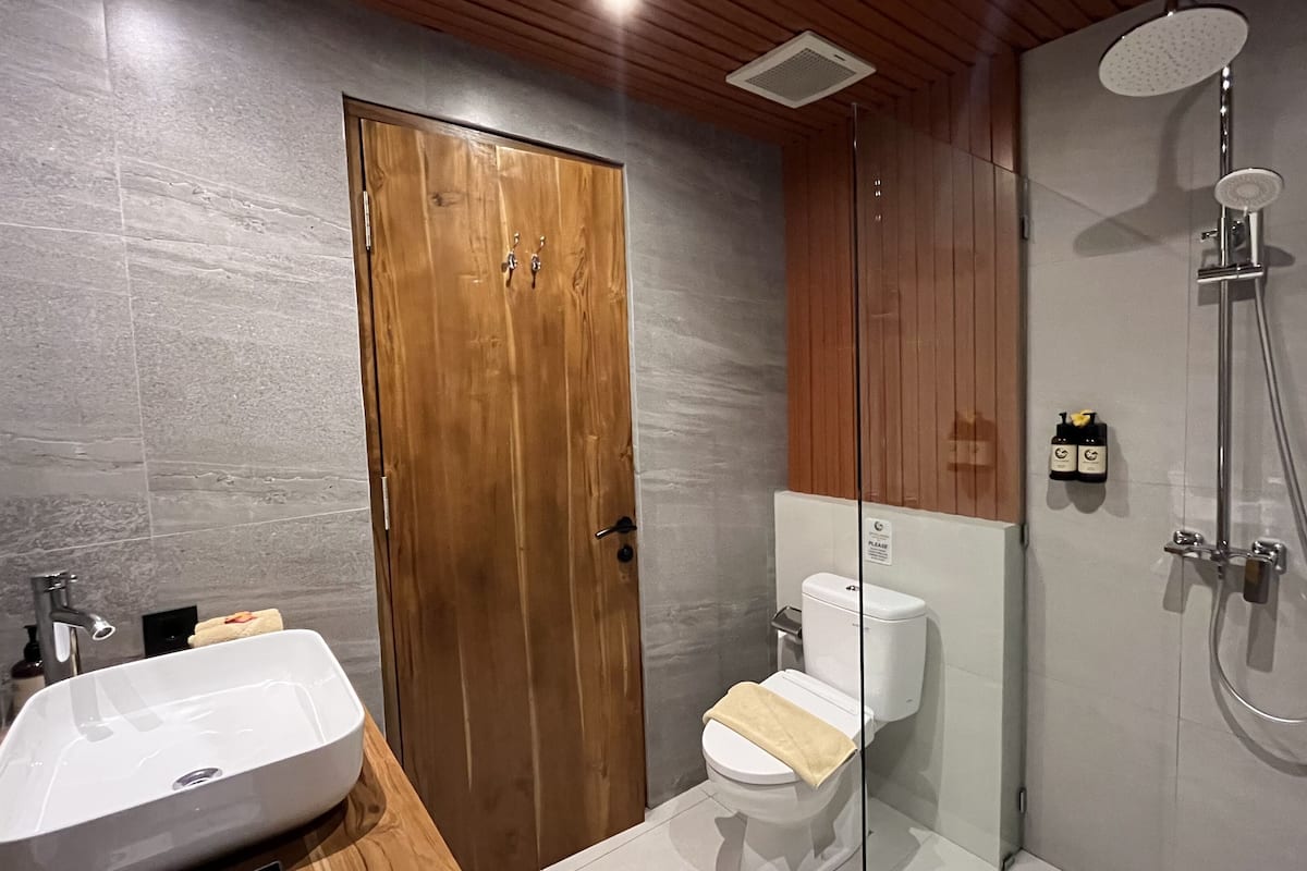 Junior Stüdyo Süit, Bahçeli | Banyo | Ücretsiz banyo/kozmetik ürünleri, saç kurutma makinesi, terlik, havlu