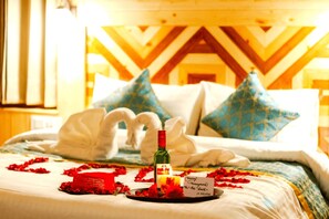 Deluxe Room, Mountain View | Meja, ruang kerja komputer riba, kalis bunyi, cadar katil 