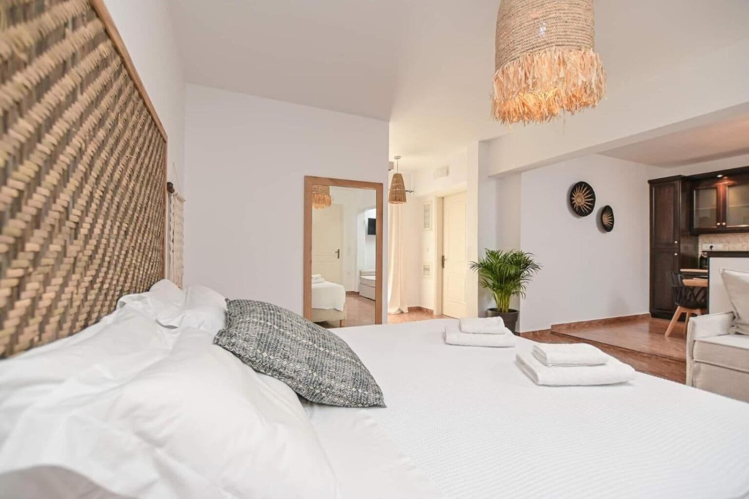 In-room safe, soundproofing, free WiFi, bed sheets