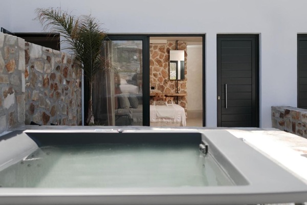 Honeymoon Room | Private spa tub