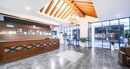 Binjiang Yizhan Hotel