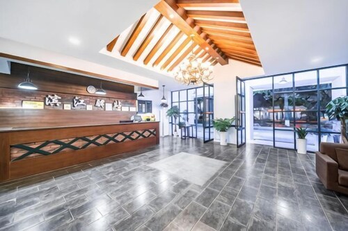 Binjiang Yizhan Hotel