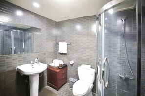 A bathroom with a sink, toilet, and shower. - Ease Hotel (Shenyang Changjiang North Street Beiling Park Branch) (Shenyang)