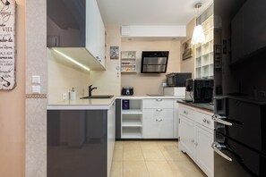 Appartement, 2 chambres, balcon | Cuisine privée | Four, bouilloire électrique, congélateur, tables à manger