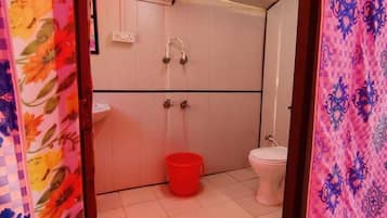 Deluxe Room, City View | Bathroom