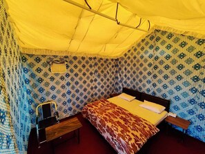 Une chambre avec un lit, un bureau et une chaise.