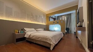 Ein modernes Schlafzimmer mit einem großen Bett, einem Nachttisch, einem an der Wand montierten Fernseher und einem Stadtbild-Wandgemälde.