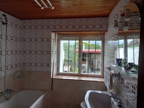 ヘアドライヤー、タオル、トイレットペーパー