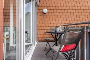 Outdoor dining - Fresh, maritime, cozy: this well-kept and lovingly furnished vacation apartment (Carolinensiel)