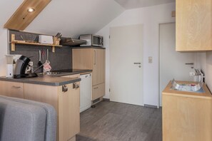 Fridge, microwave, oven, stovetop - Fresh, maritime, cozy: this well-kept and lovingly furnished vacation apartment (Carolinensiel)