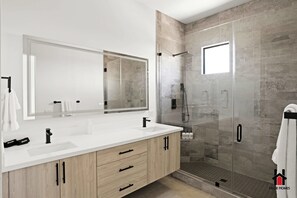 Shower, hair dryer, towels - Scenic Desert Escape with Rooftop Near Dining (Scottsdale)