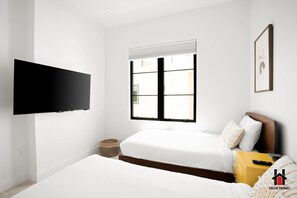 3 habitaciones, escritorio y tabla de planchar con plancha