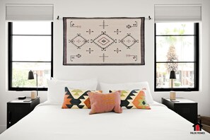 3 chambres, bureau, fer et planche à repasser, lit parapluie