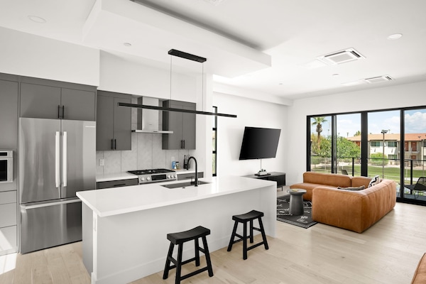 Open layout, lots of natural light & direct access to the balcony