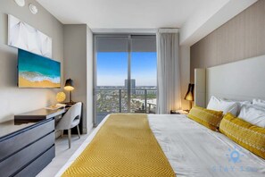 1 dormitorio, escritorio, tabla de planchar con plancha y cuna de viaje
