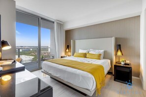 1 間睡房、書桌、熨斗/熨衫板、可攜式嬰兒床