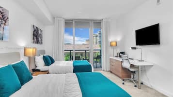 Een bureau, een strijkplank/strijkijzer, reisbedje, wifi