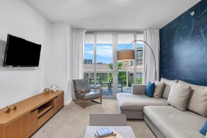 TV, offices - Amazing Apartment with pool,  Balcony, Near Beach (Hallandale Beach)