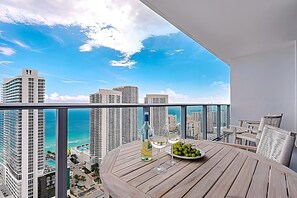 Outdoor dining - Apartment with amenities and oceanfront balcony (Hollywood)