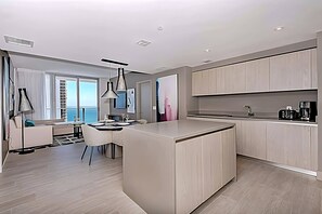Interior - Apartment with amenities and oceanfront balcony (Hollywood)
