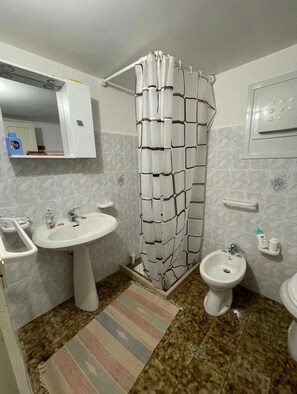 Dusche, Haartrockner, Bidet, Handtücher