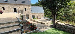 Property grounds - Villa with indoor swimming pool, shops 700 m , beaches 3 km . A little paradise! (Ploudalmézeau)