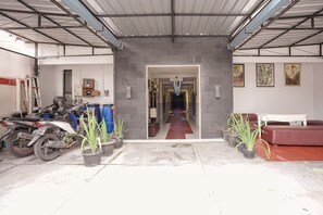 Front of property - Hotel O Seturan Near Hartono Mall Yogyakarta Formerly Maleo Kostel (Depok)