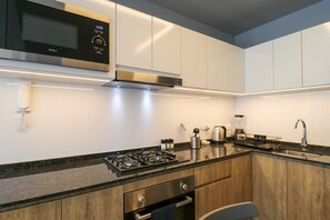 電子レンジ、オーブン、コンロ、調理器具と食器