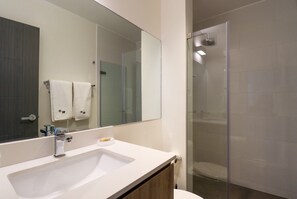 Bruser, hårtørrer, håndklæder