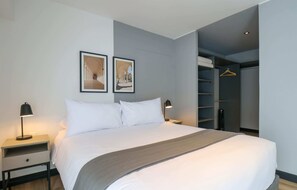 1 habitación, escritorio, tabla de planchar con plancha y wifi 